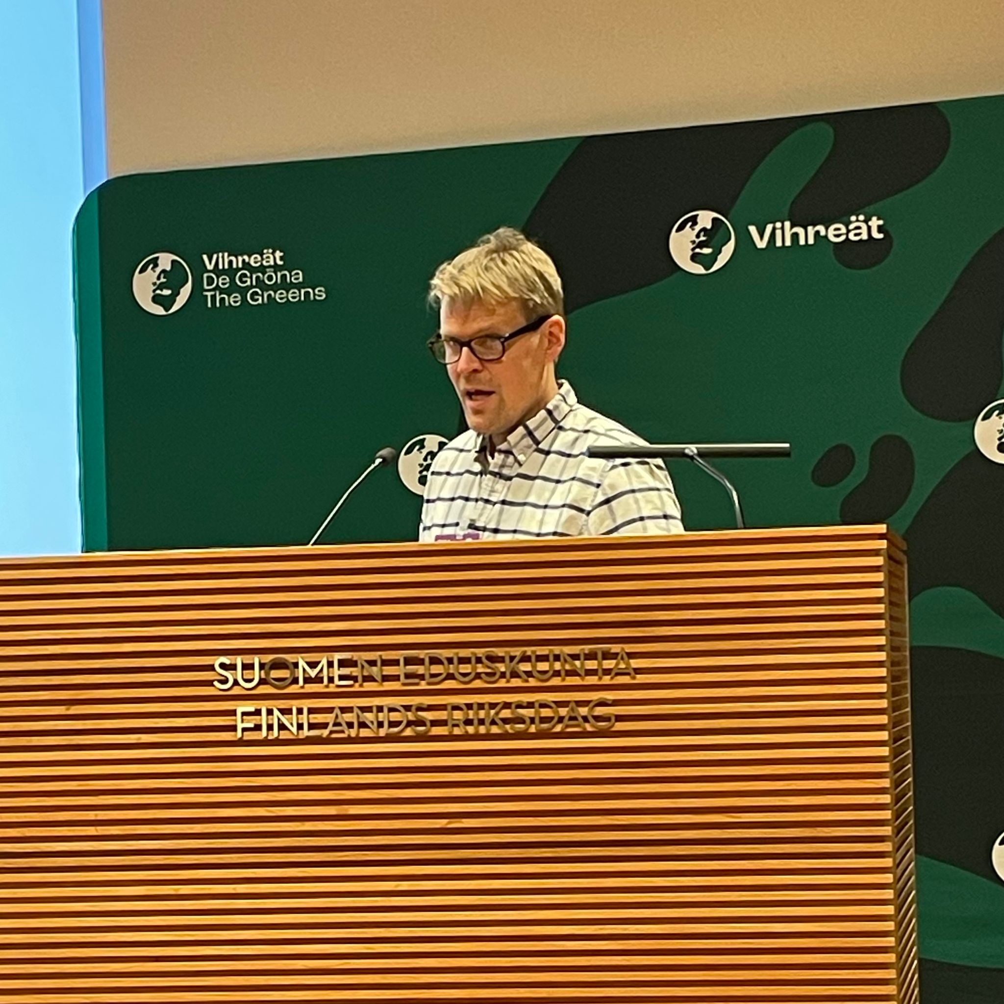 ”Sähkö tulee töpselistä!”